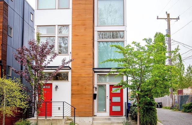 Explore Seattle:Parking & Walk to Light Rail - NEW on VRBO + ABNB Superhost