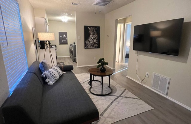 Explore the City from Your Cozy Nest. n10 mins from downtown Fortworth