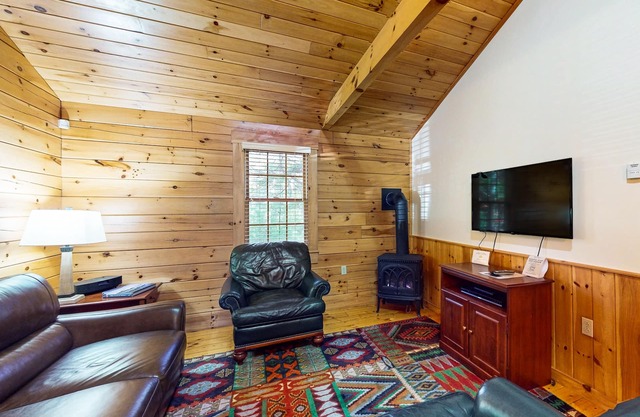 Explore the outdoors from this cozy cabin w/firepit, kitchen, and more