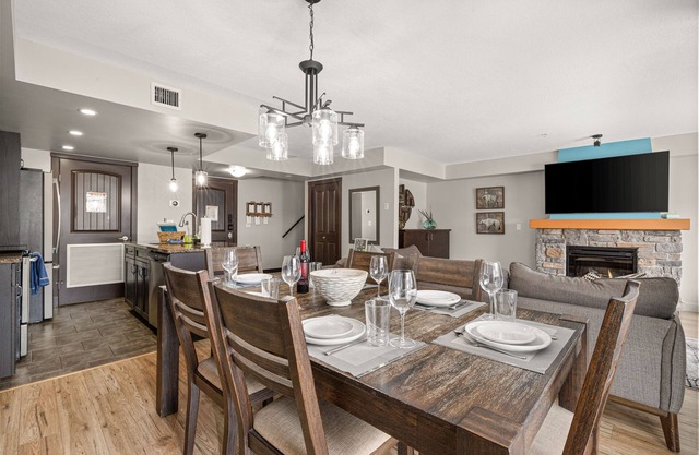 Explore the scenic Canadian Rockies from our luxurious 2BR/2 BA condo/hot tub