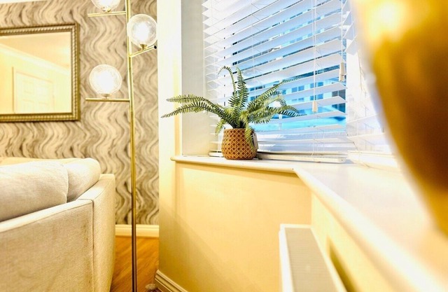Exquisite 4 Bed with 2 en-suite