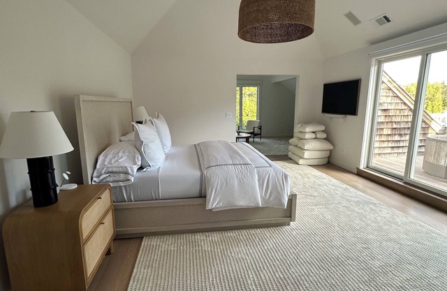 Exquisite Brand Newly Renovaged 5-bedroom house Unbeatable location in WaterMill