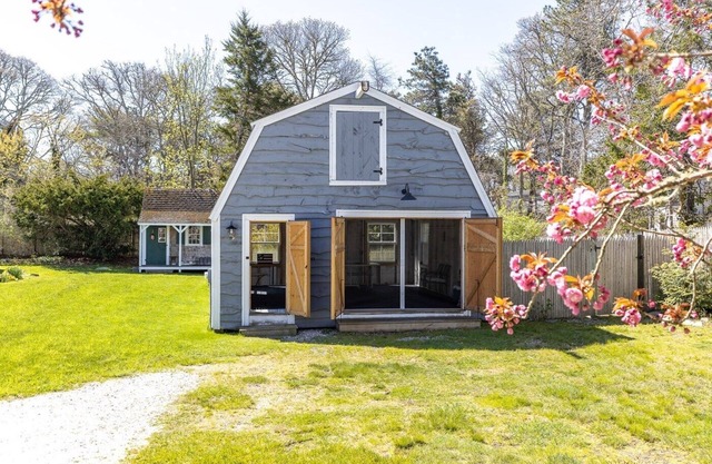 Exquisite Cottage - Minutes to Village Center and Beaches