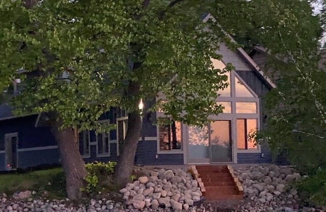 Exquisite Cottage on Lake Brophy. Lic1971