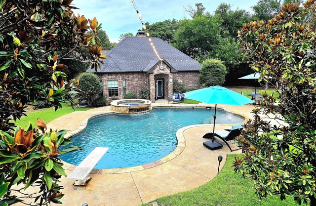 Exquisite Country GUEST HOUSE with Pool & Hot Tub. NO PARTIES or events allowed.