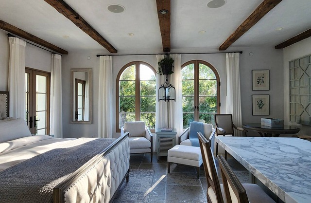 Exquisite Crescent Suite Walking Distance to Woodside Downtown