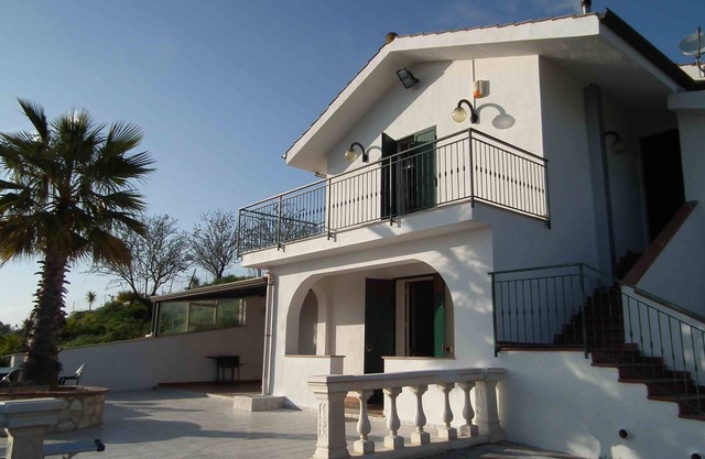 Exquisite Ferienvilla, geräumige Terrasse und Pool in der sizilianischen Landschaft