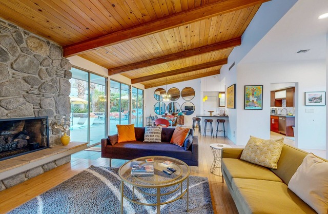 Exquisite home with enclosed yard, private pool, pool spa, gas grill - Dogs OK