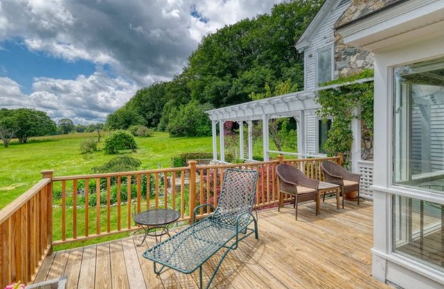 Exquisite home with deck, full kitchen, seclusion, full kitchen & W/D