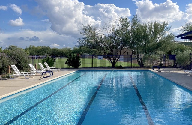 Exquisite Home with casita included. Community pool, near Saguaro East Park.