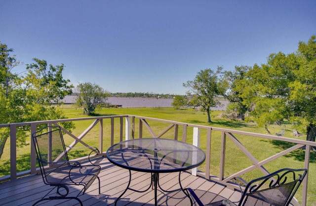 Exquisite Lake Charles Gem - Waterfront Views