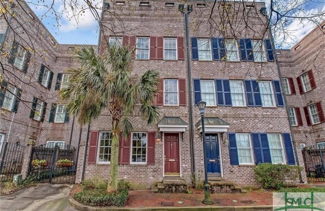 Exquisite Location! Modern 3 bed, 2.5 bath townhouse