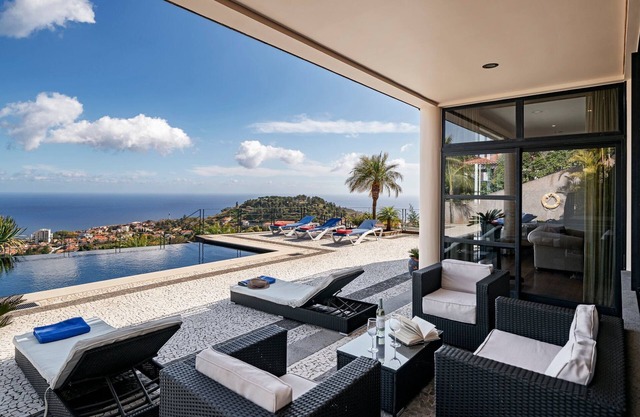 Exquisite Madeira Villa | Villa Funchal Luz | 5 Schlafzimmer | Beheizter Pool | Meerblick | Spielzim