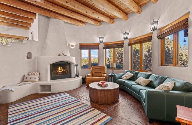 New Listing! Exquisite Retreat with Mountain Views| 15 Mins to Plaza | Skiing