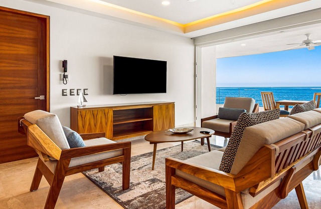 Exquisite oceanfront condo with amazing pool, balcony & W/D