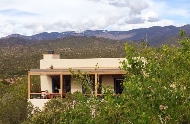 Exquisite Panoramablicke von dieser eleganten, modernen Adobe Casita mit First-Top-Oberfläche
