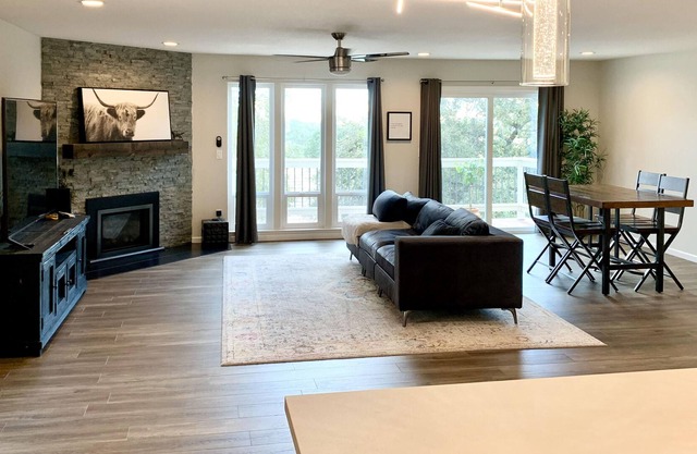 Exquisite Retreat: W/ Hot tub, Scenic Views, Shopping, & added on In-law Suite