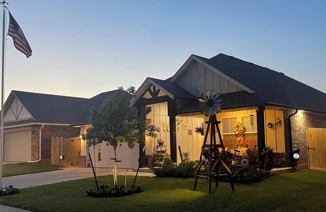 Exquisite Rustic & Serene Lovely Home! Close to Yukon, Mustang, and Airport