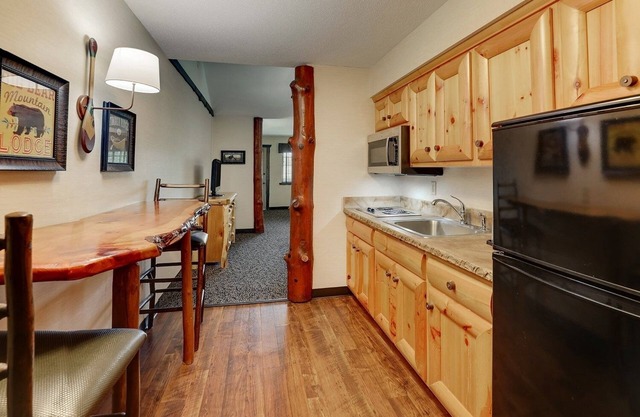 Extended Stay Queen Suite, Stoney Creek, Kitchen and Balcony | 2 Units
