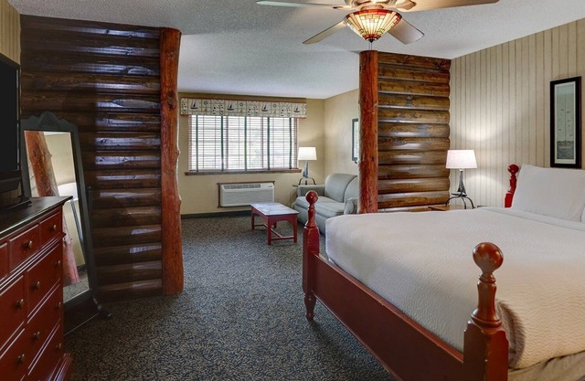 Extended Stay Queen Suite Cottage! Kitchenette, Balcony or Patio