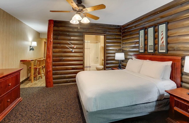 Extended Stay Queen w/ Kitchen & Balcony! Stoney Creek | 2 Units