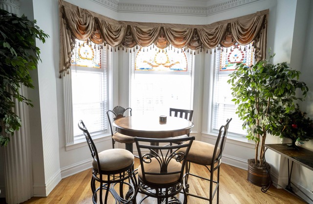 Extra Large Authentic Chicago Graystone walk to Wrigley, Lakefront & Restaurants