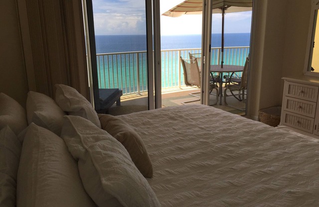 GROßER, PRIVATER BALKON mit freiem Blick auf den Golf!