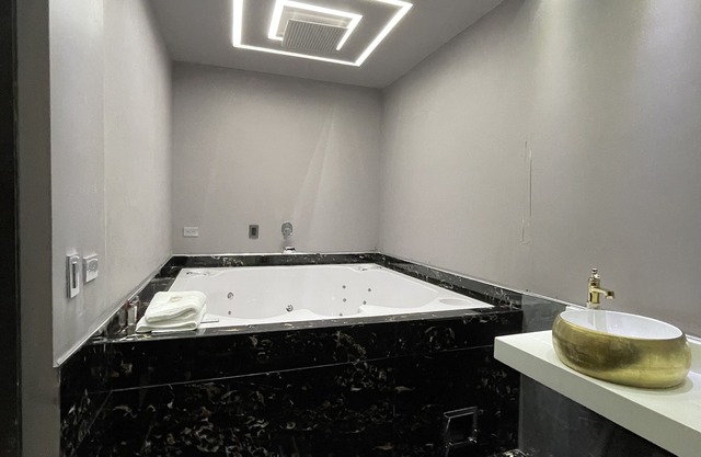 Extraordinary 3 bedrooms, jacuzzi and balcony