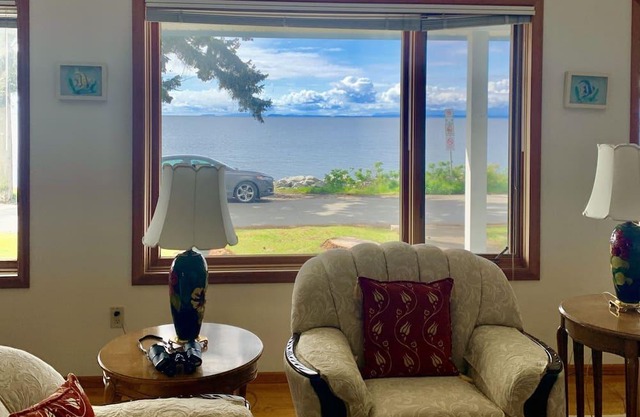Extraordinary Downtown Sechelt Waterfront Esplanade Home
