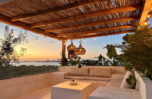 Extraordinary Penthouse With Private Rooftop & Sunset Views