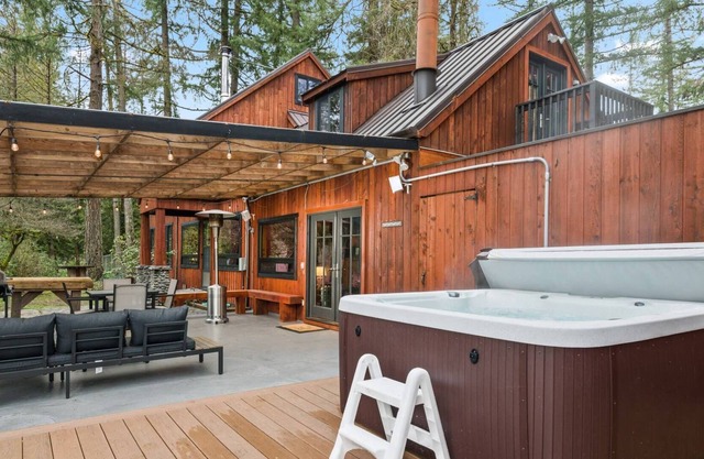 Extraordinary River Views and Setting, Hot Tub, Fire-Pit, Open Layout, New Décor and Furnishings