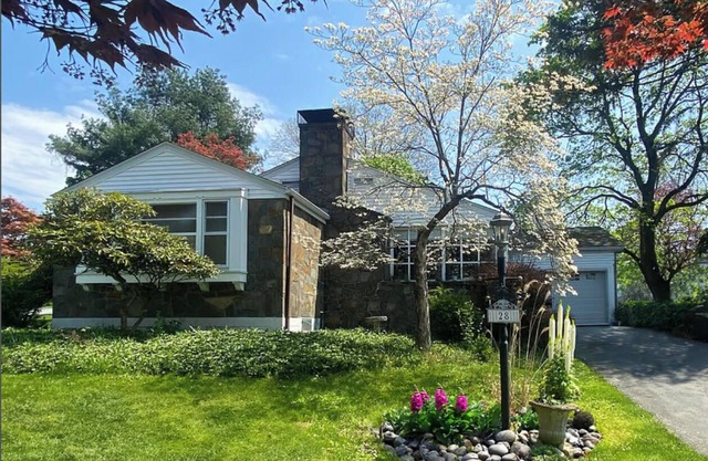 Extremely Charming 2-bedroom house in Poughkeepsie- great location.