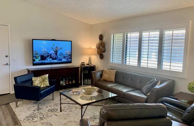 Eye Catching.Beautiful, Cozy, Furnished Condo