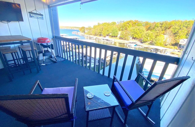 F Lakefront Condo Remolded Boat Slip, Patio Views, Sleeps 4, Pool, Kitchen WI-FI