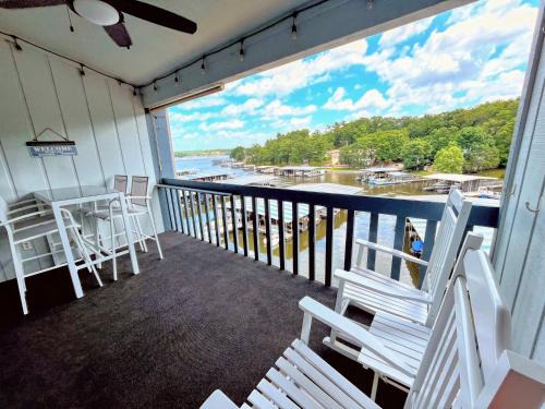 F Lakefront! Remodeled, Sleeps 4, Boat Slip, Patio, WiFi, Cable, Pool