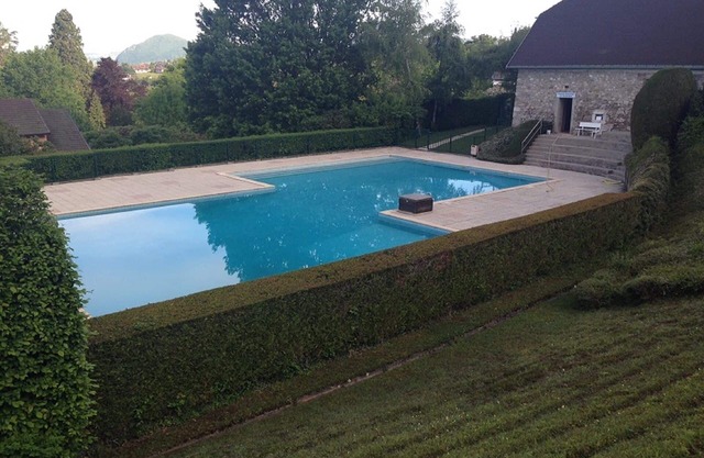Residenz mit Pool / Tennis, Blick auf den See, ruhig