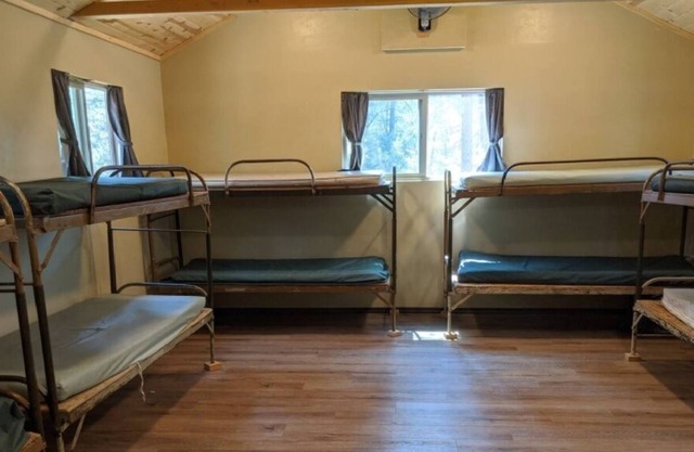 F4 Fresh Air Woods Cabin with Picnic Tables