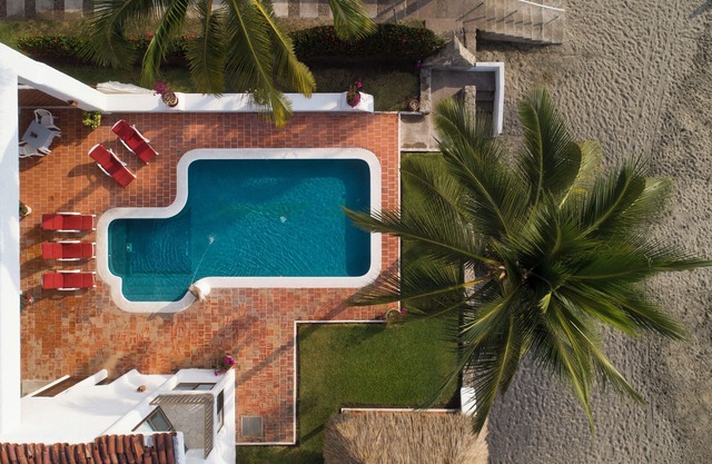 Fab Beachfront, 4-bedroom villa in Club Santiago, Manzanillo! CAD accepted!