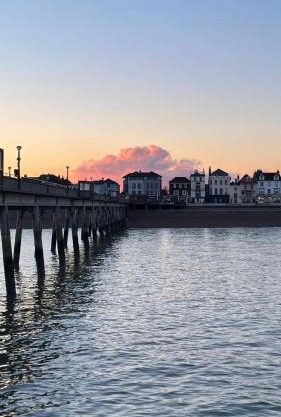 Fab Stay UK - Coastal and Country Retreat with free secure off road parking minutes from both Dover and Deal