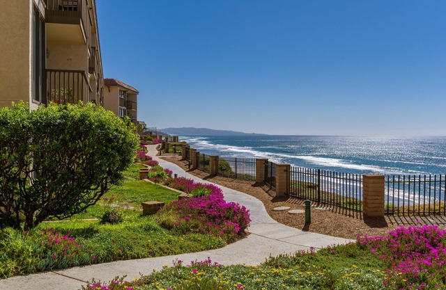 Fabolous Remodeled Ocean View Condo,Monthly Specials!
