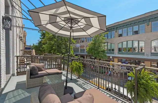 Fabu Posh B ~ Luxe Historic Palafox Balcony 1 BR