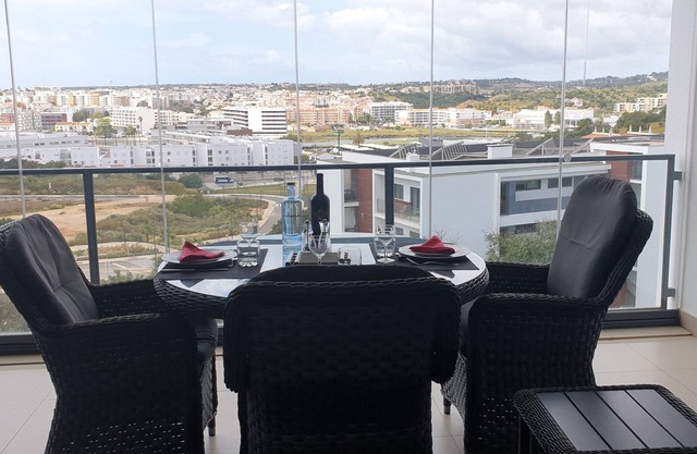 FABELHAFTE LUXUSWOHNUNG MIT 2 SCHLAFZIMMERN, GROSSE AUSSICHTEN, MARINA-DORF, 120M2