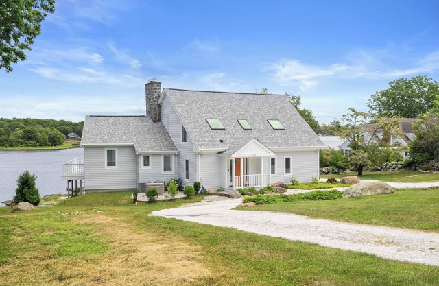 Fabulous 4-bedroom Waterfront House with Private Dock in charming Westport