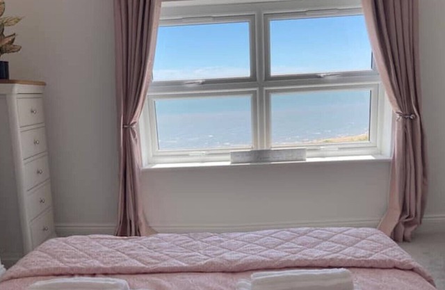 Fabulous 4/5 bedroom 2 bathroom house with amazing Sea Views!