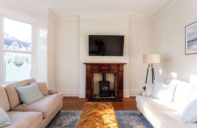 Fabulous 5 Bed House in Southend, 5 Mins to Beach