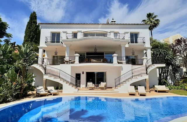 Fabulous 8-bedroom Andalucian family Villa with panoramic vistas