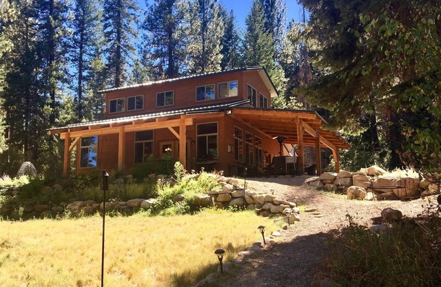 Fabulous ADA Accessible Cabin Nestled int he Pines with Private Hot Tub!