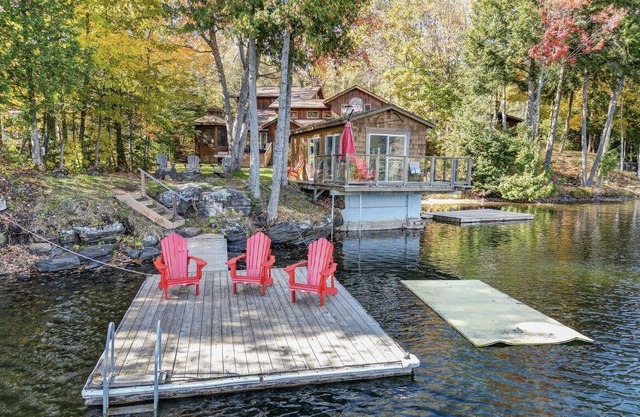 Fabulous Chandos Lake Getaway- Family-Friendly, Pet-Friendly, Game Rm, 2 Docks!