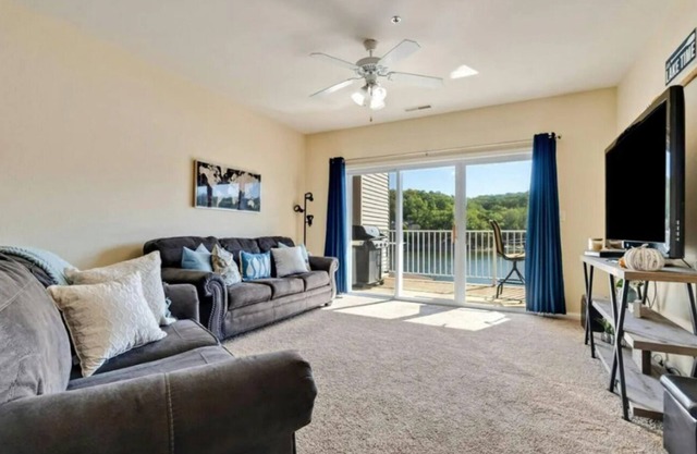 Fabulous & clean lake condo 2BD/2BA sleeps 8!