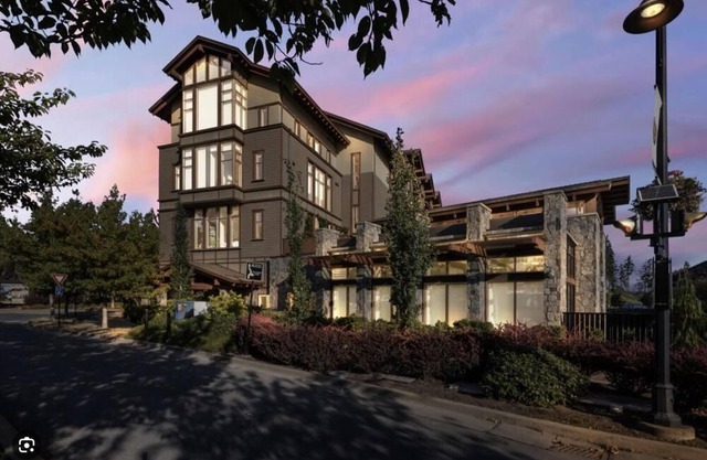 Fabulous condo surrounded by stunning nature, golf, tennis, hiking, biking.